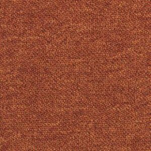 Desso Essence 5012 oranje tapijttegel in een moderne kantooromgeving, strak gelegd met een uniforme textuur en warme uitstraling.