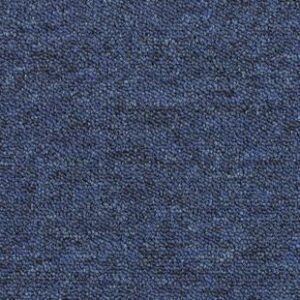 Desso Essence 8413 blauwe tapijttegel met zakelijke uitstraling, ideaal voor kantoorvloeren en projectinrichting.