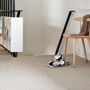 Kantoorruimte met Parade Studio AirMaster tapijt in beige tinten, voorzien van modern meubilair en natuurlijke lichtinval.