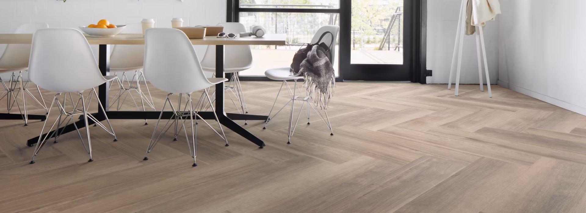 Moderne eetkamer me Loose Lay vloeren van Interface