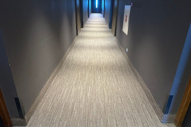 Interface tapijttegels Amersfoort gelegd in het Mercure Hotel, kleur Mocha, warme uitstraling