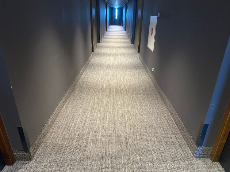 Interface tapijttegels Amersfoort gelegd in het Mercure Hotel, kleur Mocha, warme uitstraling
