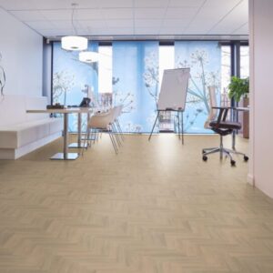 Starq P590 visgraat pvc vloer dryback_warm_beige in een sfeervolle ruimte met natuurlijke lichtinval, gelegd in een strak visgraatpatroon met warme beige tinten.