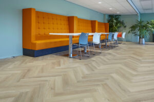 PVC vloer visgraat gelegd