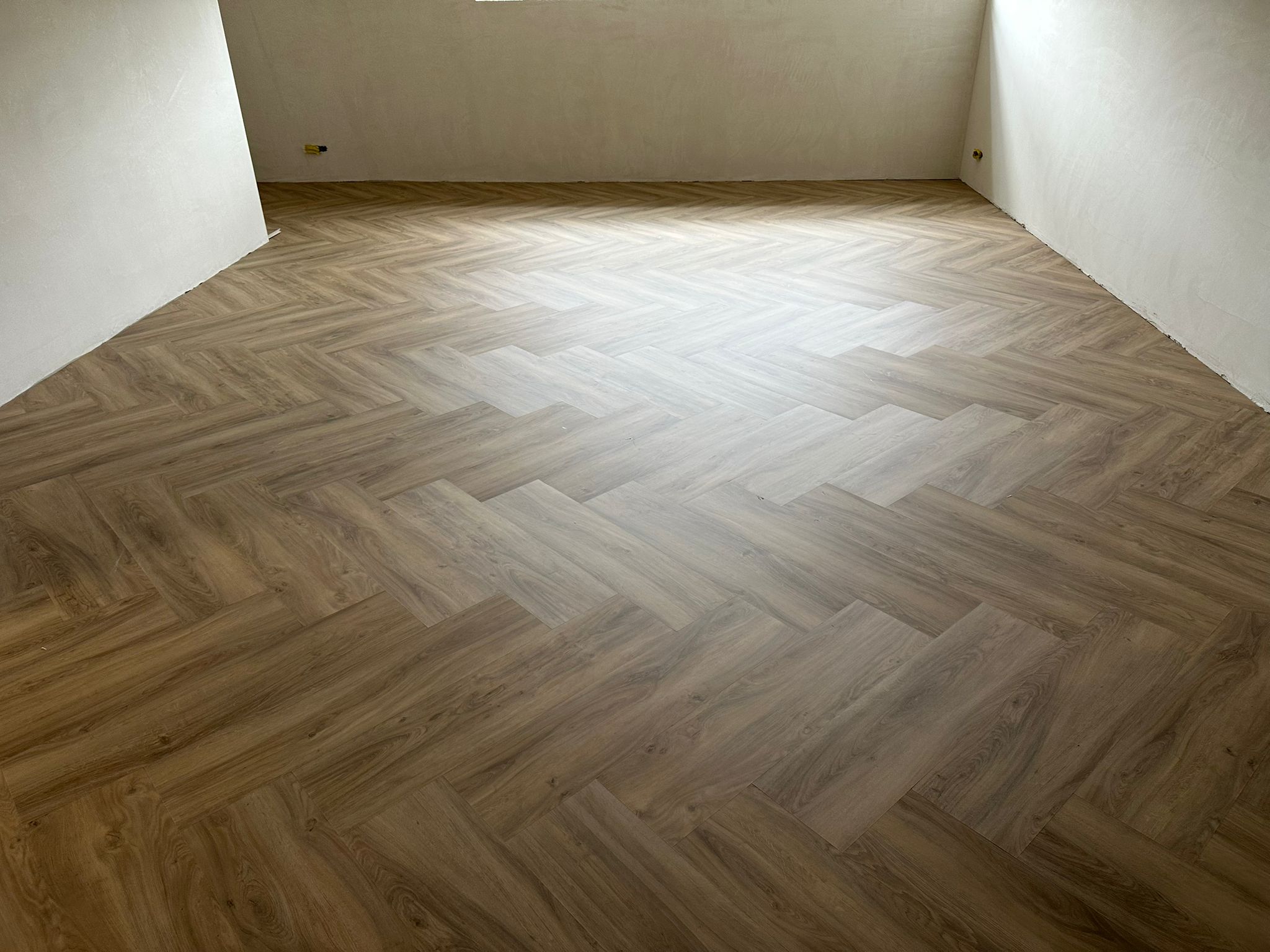 Lichte eikenhouten vinylvloer Tarkett iD Square English Oak Beige in een moderne kantoorruimte met strak interieur en veel daglicht. (Tarkett Id Square Den Bosch)